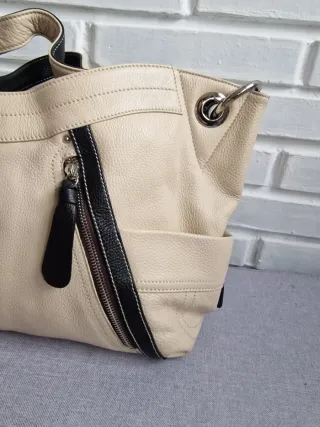 Bolso de piel beige y negro
