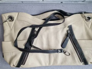 Bolso de piel beige y negro