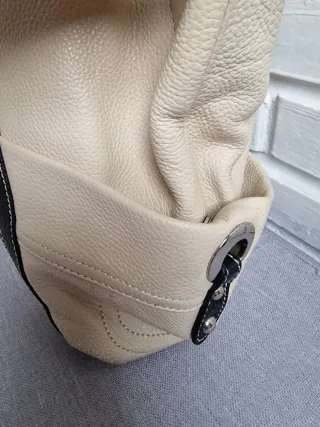 Bolso de piel beige y negro