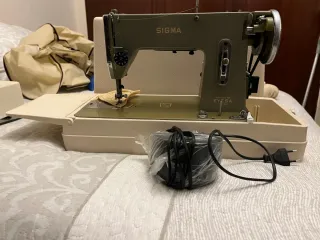 Máquina de coser Sigma antigua con motor