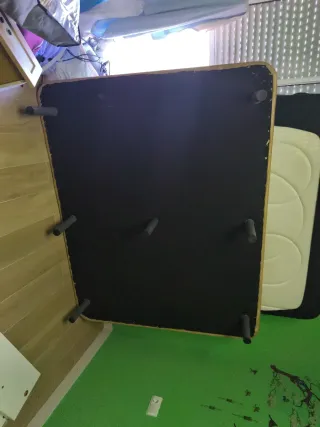 Base de cama con patas Como nueva