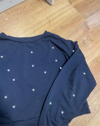 Sudadera azul con perlas