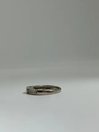 Alianza  de oro blanco  con diamantes