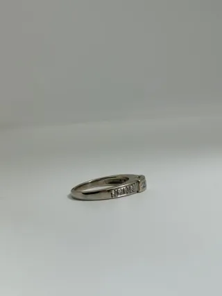 Alianza  de oro blanco  con diamantes