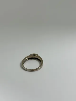 Alianza  de oro blanco  con diamantes