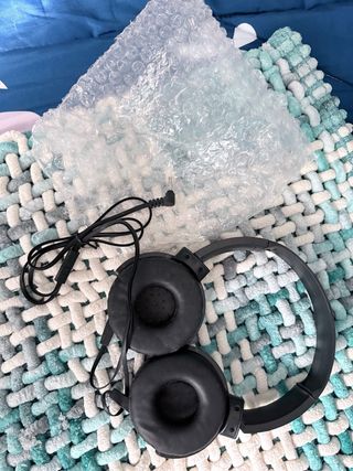 Cascos negros con cable