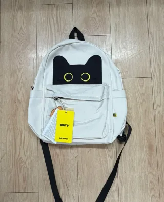 Mochila blanca con diseño de gato