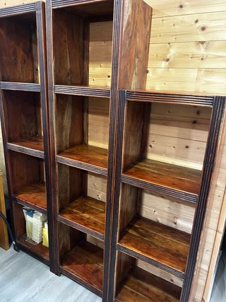 Estanterías de madera oscuras