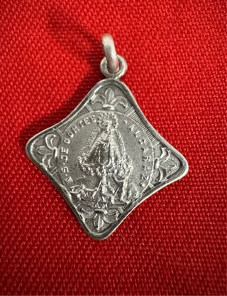 Medallas Virgen de Cortes plata 925  20 € unidad.