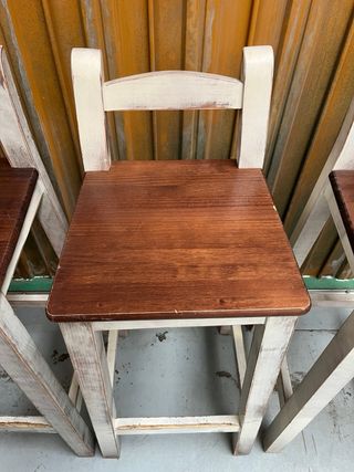 Tres taburetes altos de madera