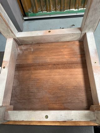 Tres taburetes altos de madera