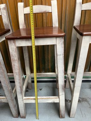 Tres taburetes altos de madera