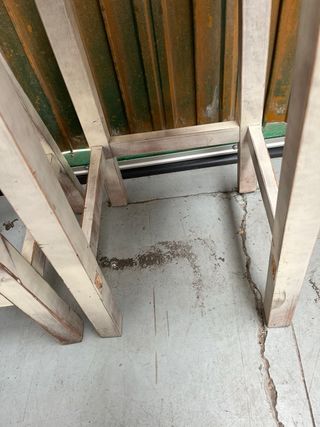 Tres taburetes altos de madera