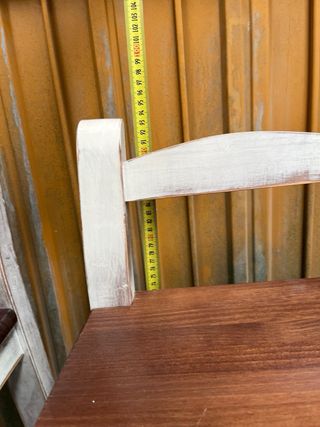 Tres taburetes altos de madera