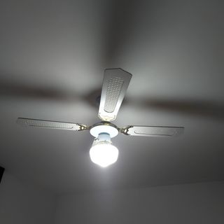 Lampadario con ventola bianco e oro