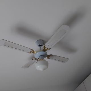 Lampadario con ventola bianco e oro