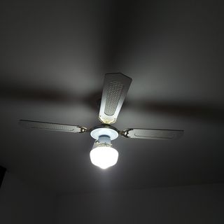 Lampadario con ventola bianco e oro