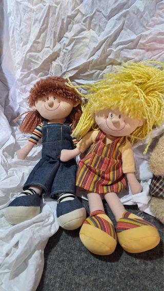 Lote 6 peluches: 2 muñecas y 4 ositos