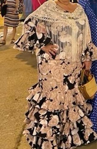 Traje de flamenca negro, blanco y dorado.