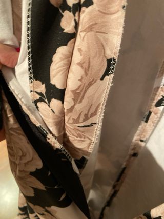 Traje de flamenca negro, blanco y dorado.