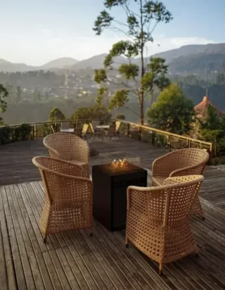 Chimenea Exterior y Mesa Decorativa Negra