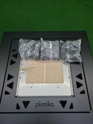 Chimenea Exterior y Mesa Decorativa Negra