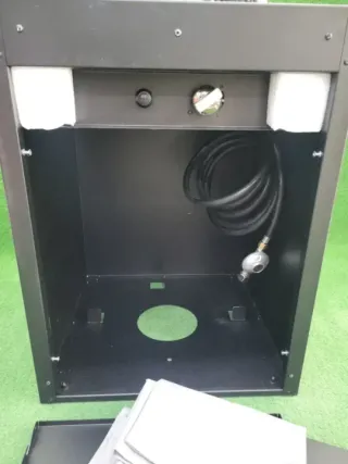 Chimenea Exterior y Mesa Decorativa Negra