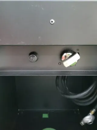 Chimenea Exterior y Mesa Decorativa Negra