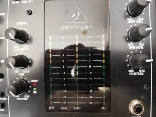 Mesa de mezclas DJ Behringer 7 canales