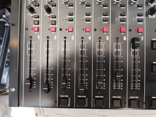 Mesa de mezclas DJ Behringer 7 canales