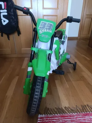 Moto eléctrica infantil verde y blanca