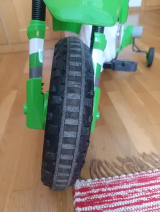 Moto eléctrica infantil verde y blanca