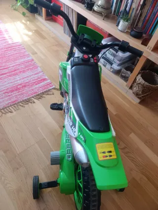 Moto eléctrica infantil verde y blanca