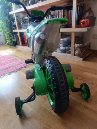Moto eléctrica infantil verde y blanca