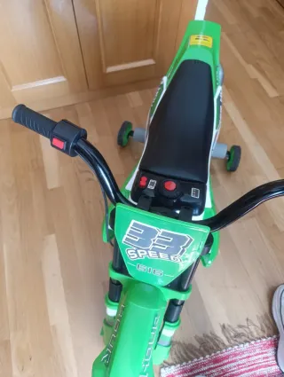 Moto eléctrica infantil verde y blanca