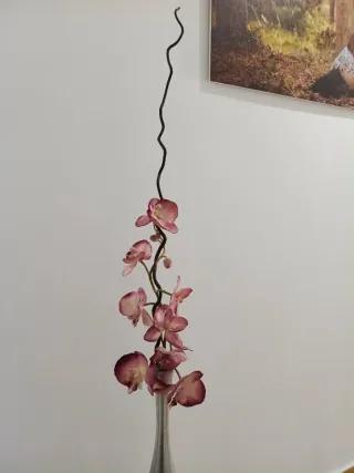 Florero metálico con flores artificiales orquídeas