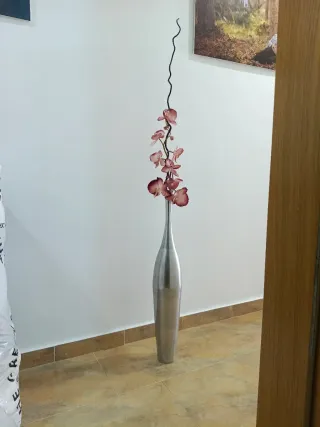 Florero metálico con flores artificiales orquídeas