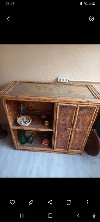 Barra de bar con 3 taburetes