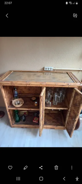 Barra de bar con 3 taburetes