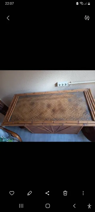 Barra de bar con 3 taburetes