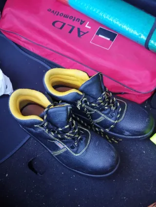 Zapatos de seguridad negros y amarillos