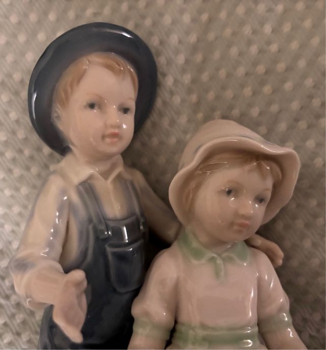 Figura porcelana niños leyendo con perro