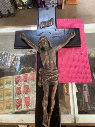 Cruz con figura de Jesucristo