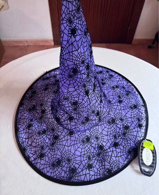Sombrero de bruja morado con telarañas