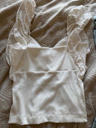 Top Guess Blanco con Mangas de Encaje