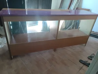 Mueble expositor tienda madera y cristal