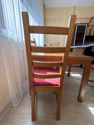 Mesa de comedor con 4 sillas