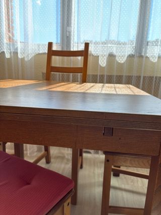 Mesa de comedor con 4 sillas