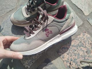 Playeras Scalpers grises y verdes