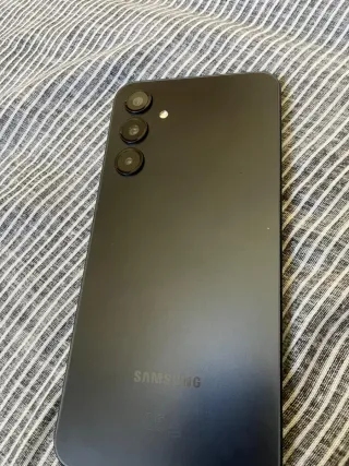 Móvil negro semi nuevo con caja cargador Ofert hoy